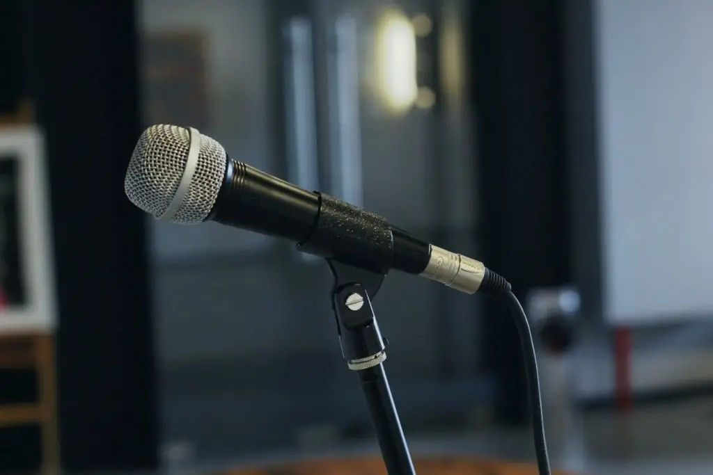 BoM réponse: a microphone that is sitting on a table